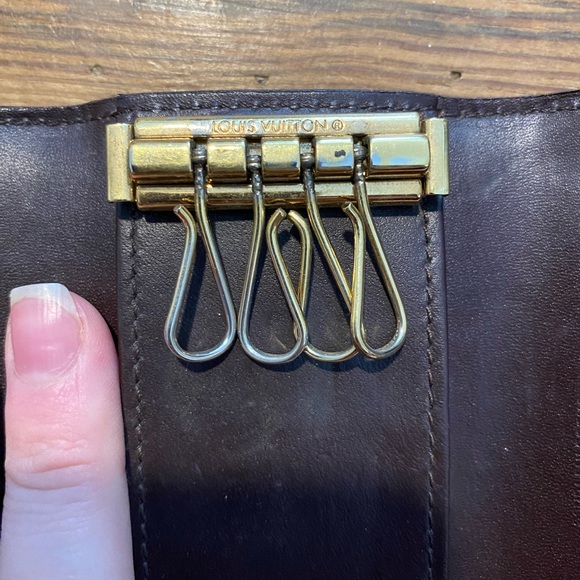 Authentic Louis Vuitton Classic monogram vernis leather 4 key holder Amarante - Picture 7 of 8